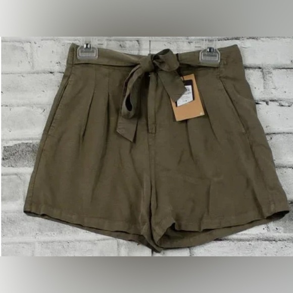 Vero Moda High waisted, paper bag shorts, Ladies size L. - Picture 4 of 8